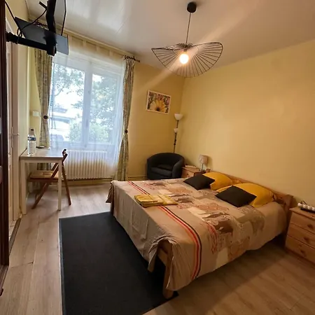 Aux Chataigniers Oda ve Kahvaltı 3*